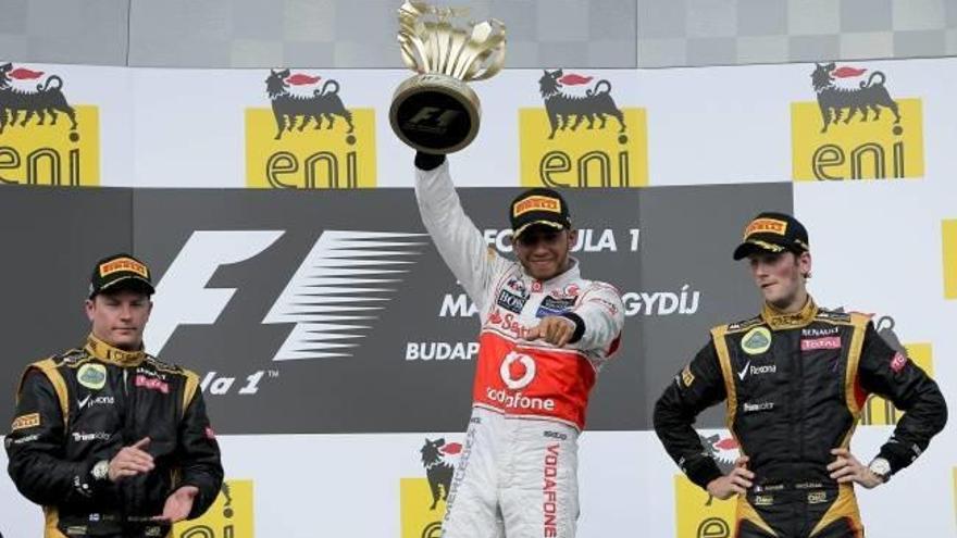 Hamilton vence, Alonso se afianza