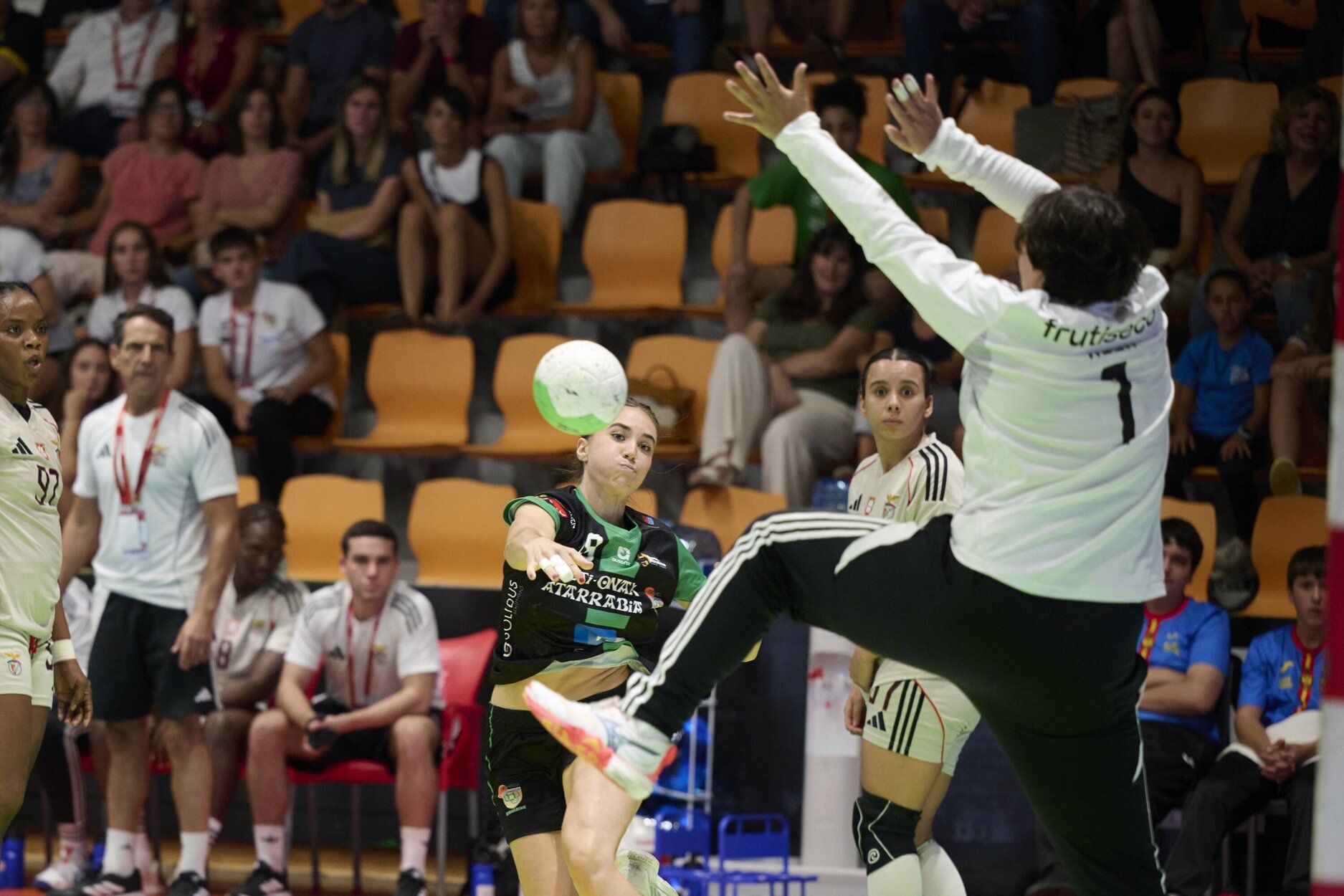 Fotos de las semifinales de la Supercopa Ibérica de balonmano en Anaitasuna