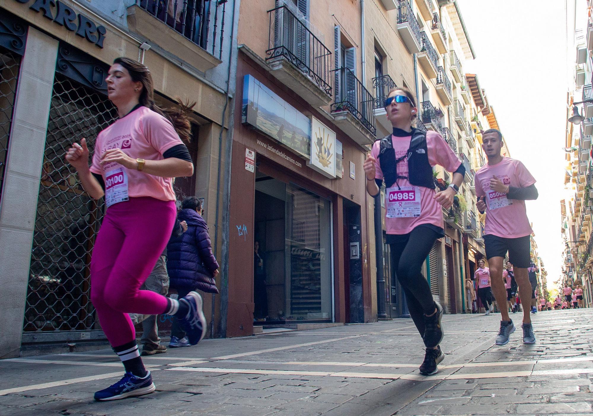 Fotos de la Carrera contra el Cáncer de Mama de Saray en Pamplona 2025