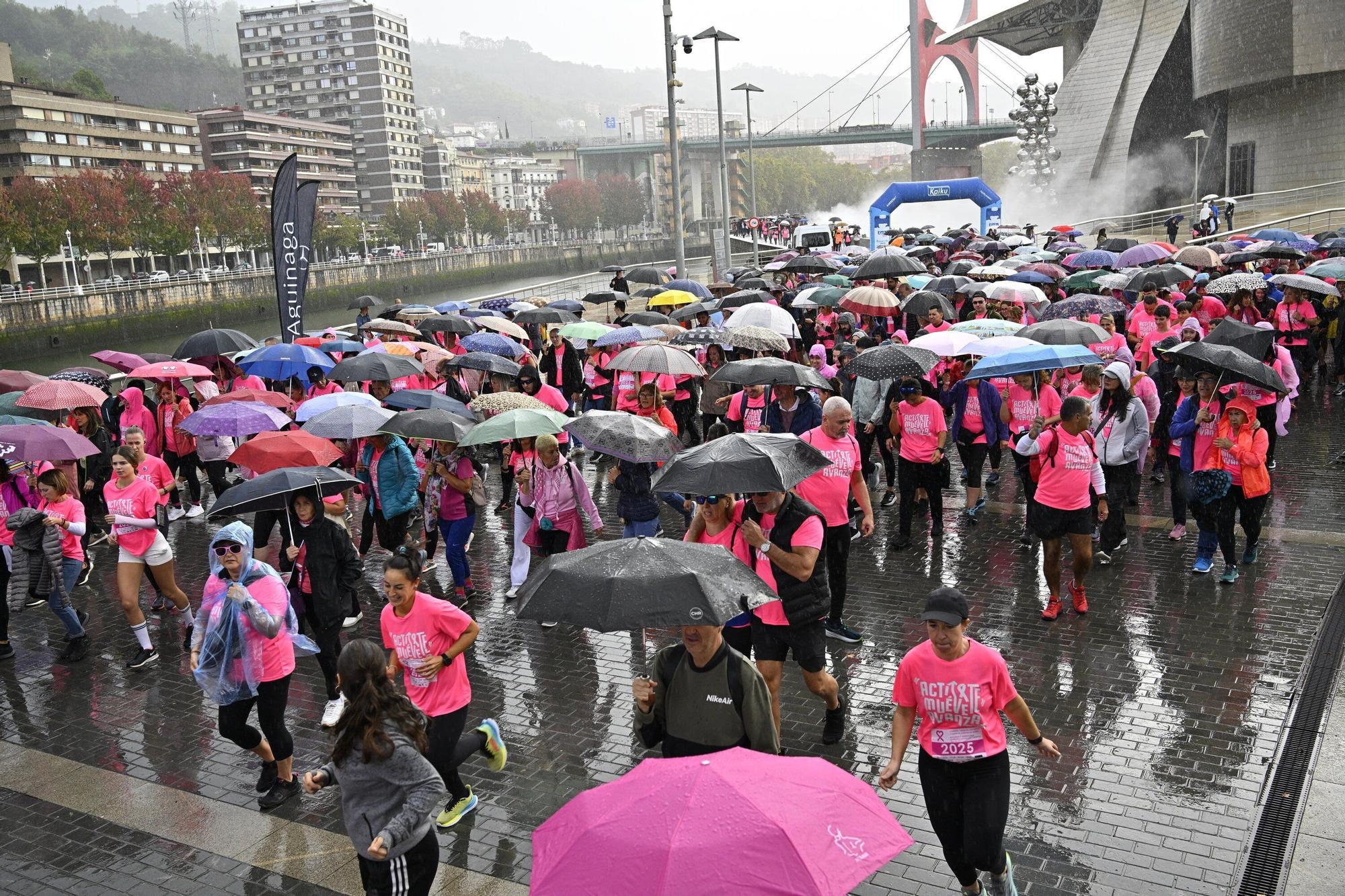 En imágenes: los paraguas tiñen la marea rosa de Bilbao