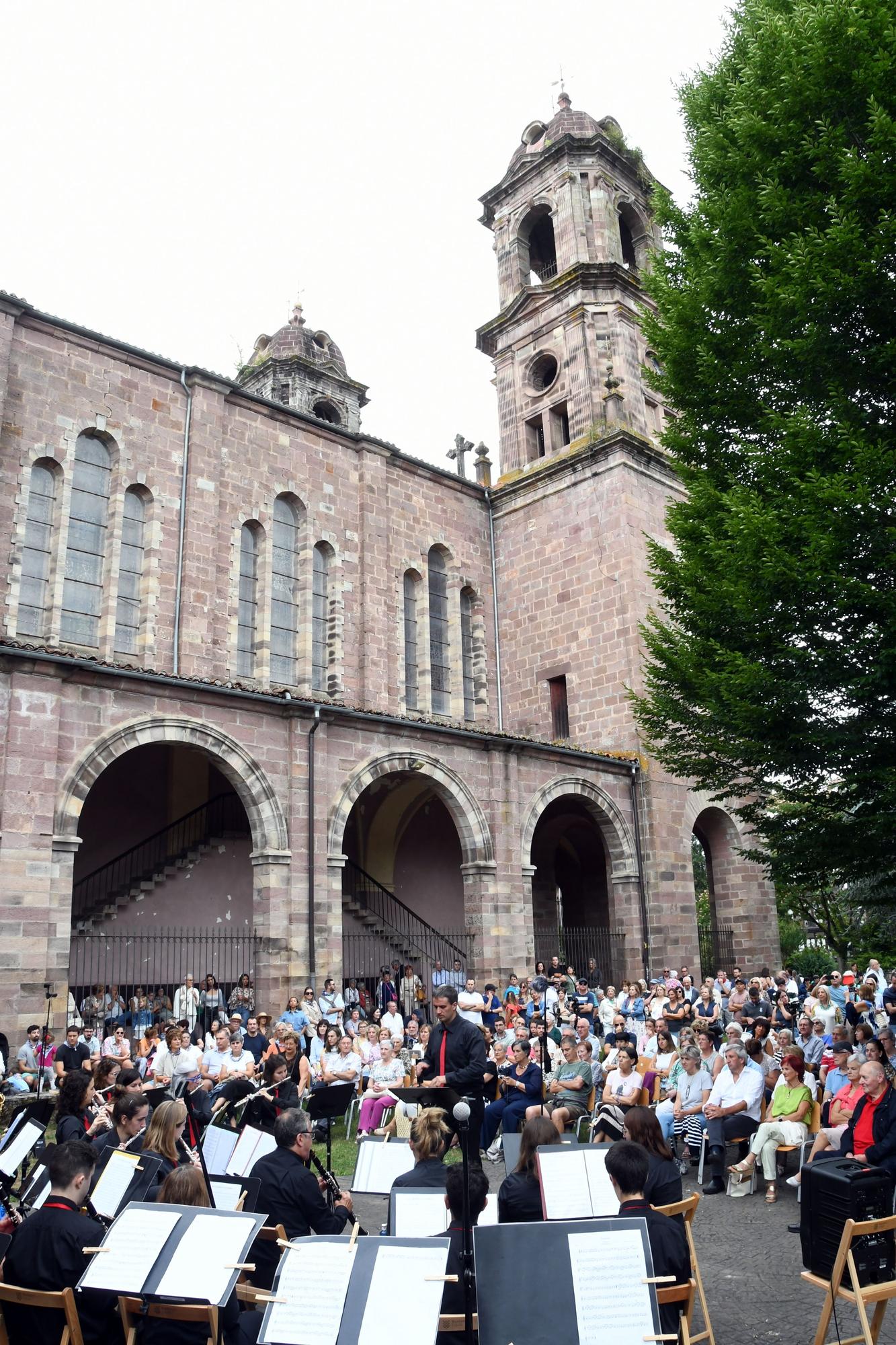 Día de aitetxis y amatxis en Elizondo con concierto de la Banda Recreo