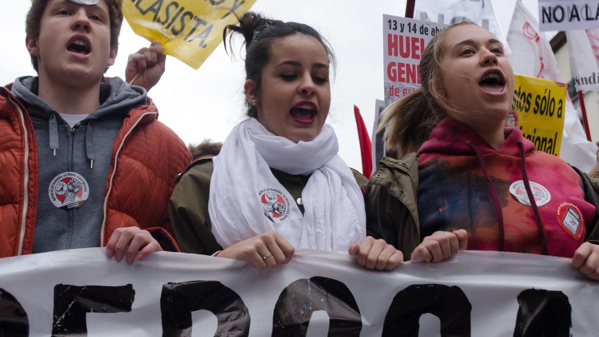 Un grupo de estudiantes se manifiestan contra las agresiones sexuales.