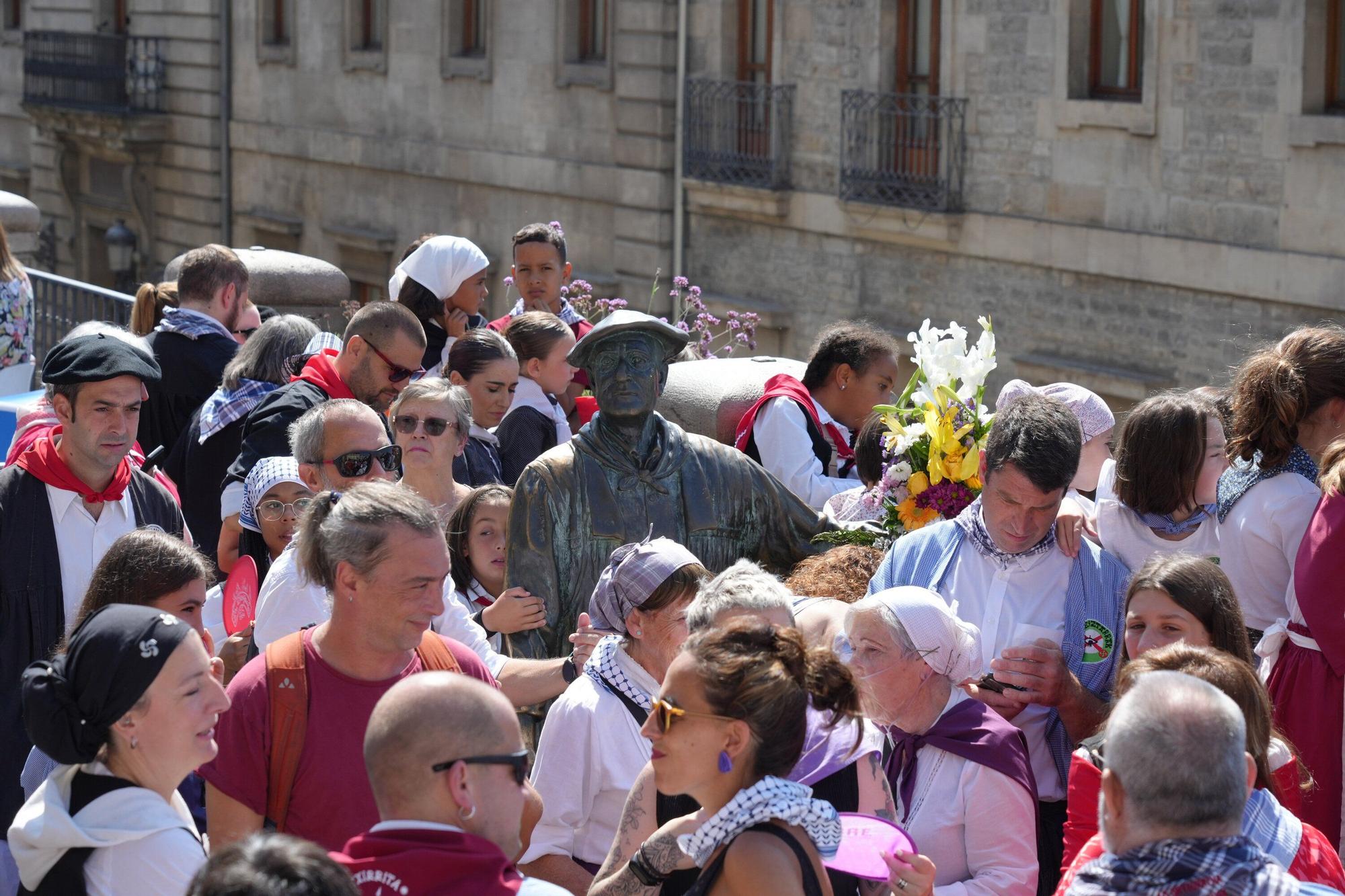 En imágenes: Edurne y Celedón Txiki abarrotan un año más la plaza de la Virgen Blanca