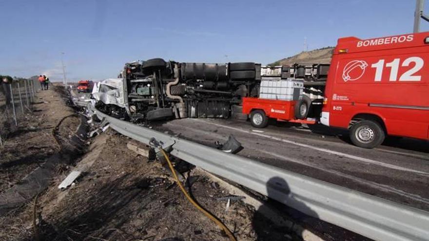 La furgoneta, a la izquierda, quedó totalmente aplastada contra el guardarraíl por el camión.