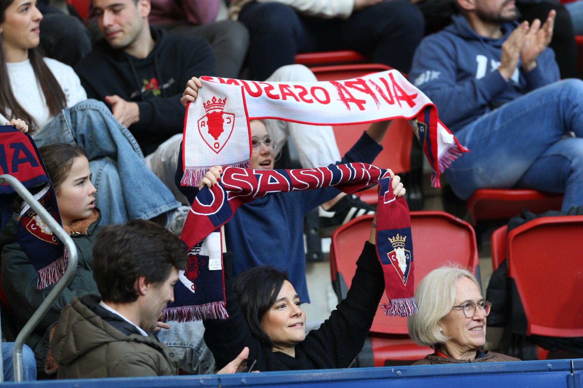Sol y calor en la grada de El Sadar. ¡Búscate en nuestra galería!