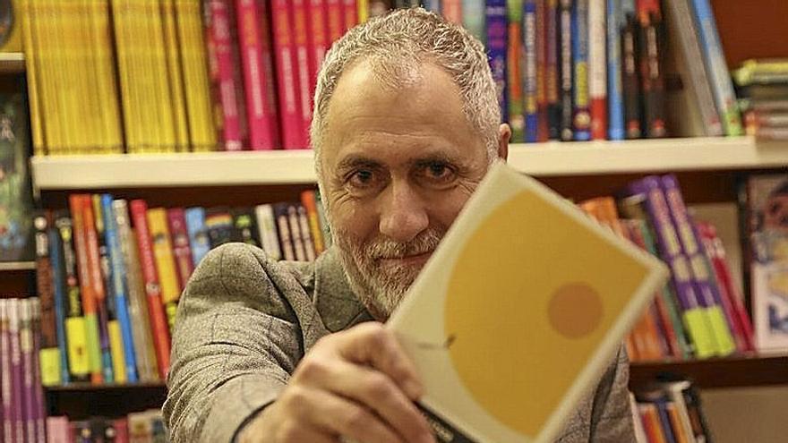 Mikel Alvira presenta en la biblioteca Dumboa la nueva edición de &#039;El silencio de las hayas&#039;