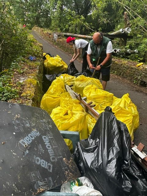 Un momento de la recogida de residuos en el río Ibaizabal a su paso por Galdakao.