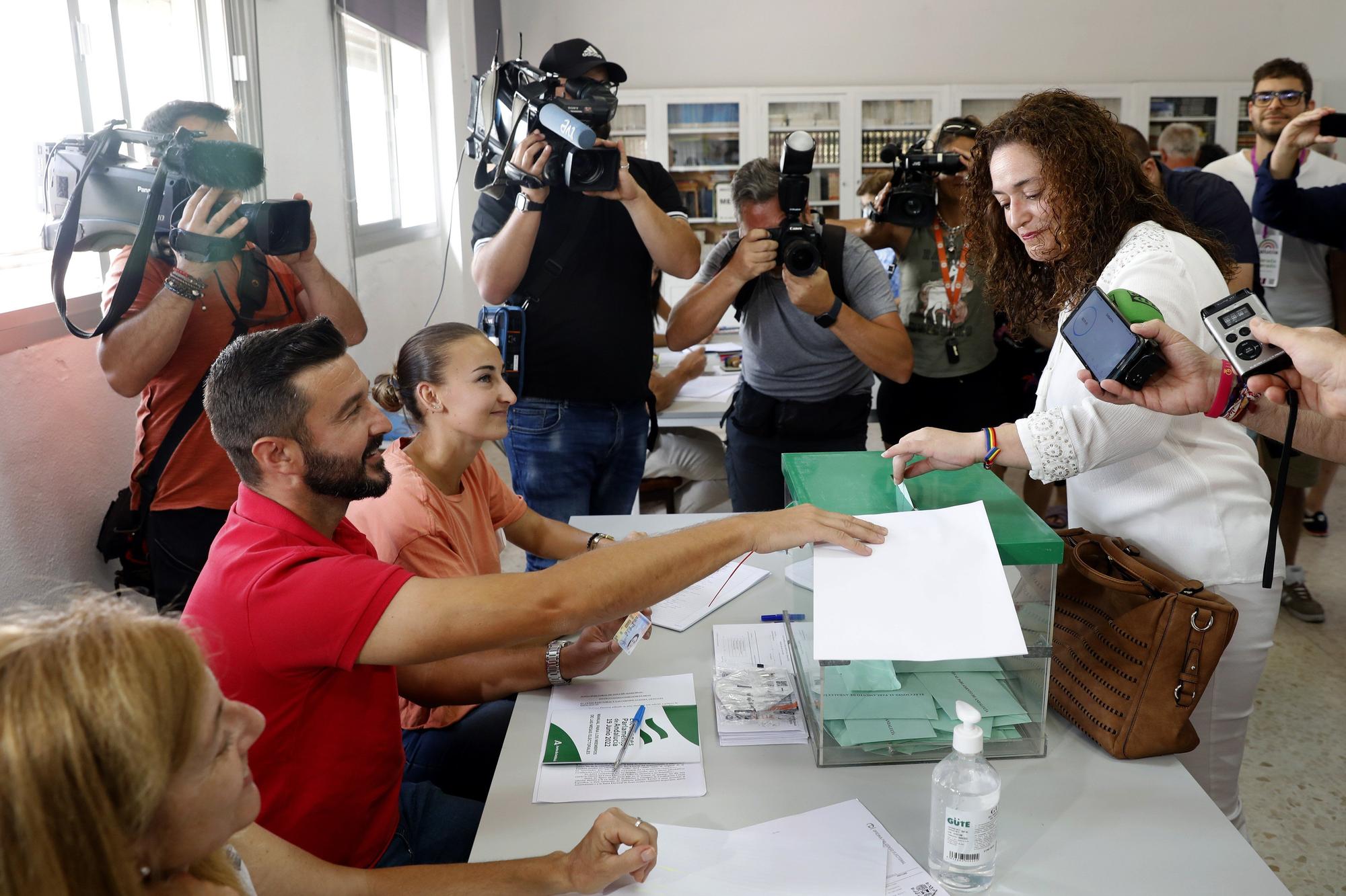 Abren los colegios electorales en Andalucía