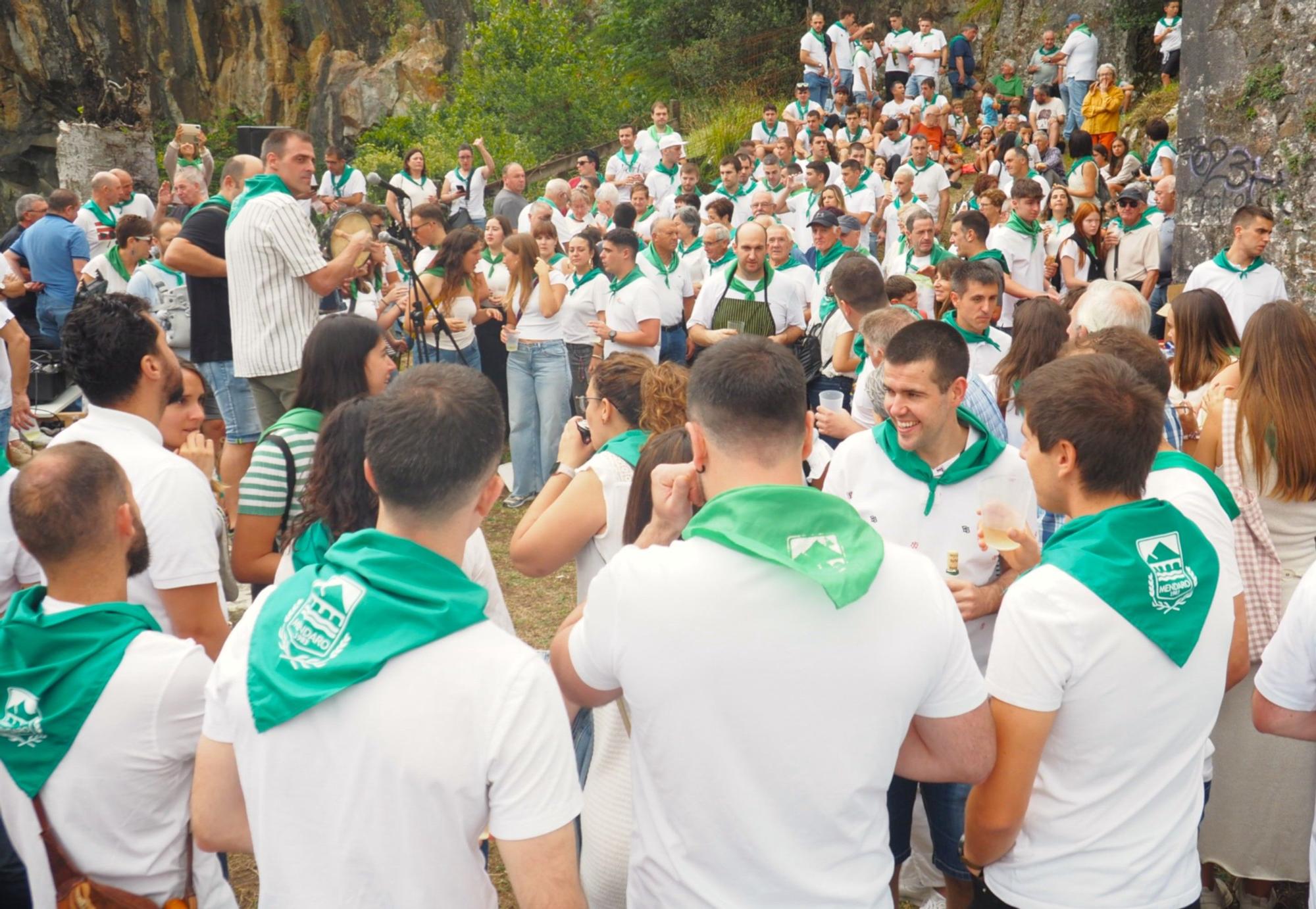 Fiesta en verde y blanco en la ermita de Santa Ana de Mendaro
