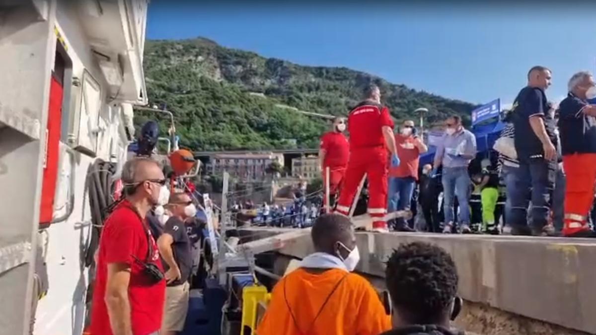 El 'Aita Mari' comienza en Salerno con el desembarco de los 172 migrantes rescatados