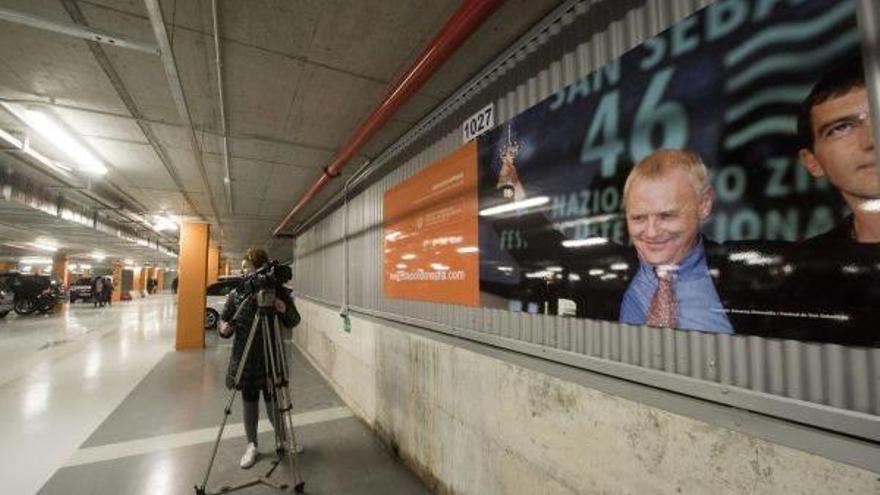 Imágenes del Zinemaldia y del Jazzaldia decoran el parking de la estación