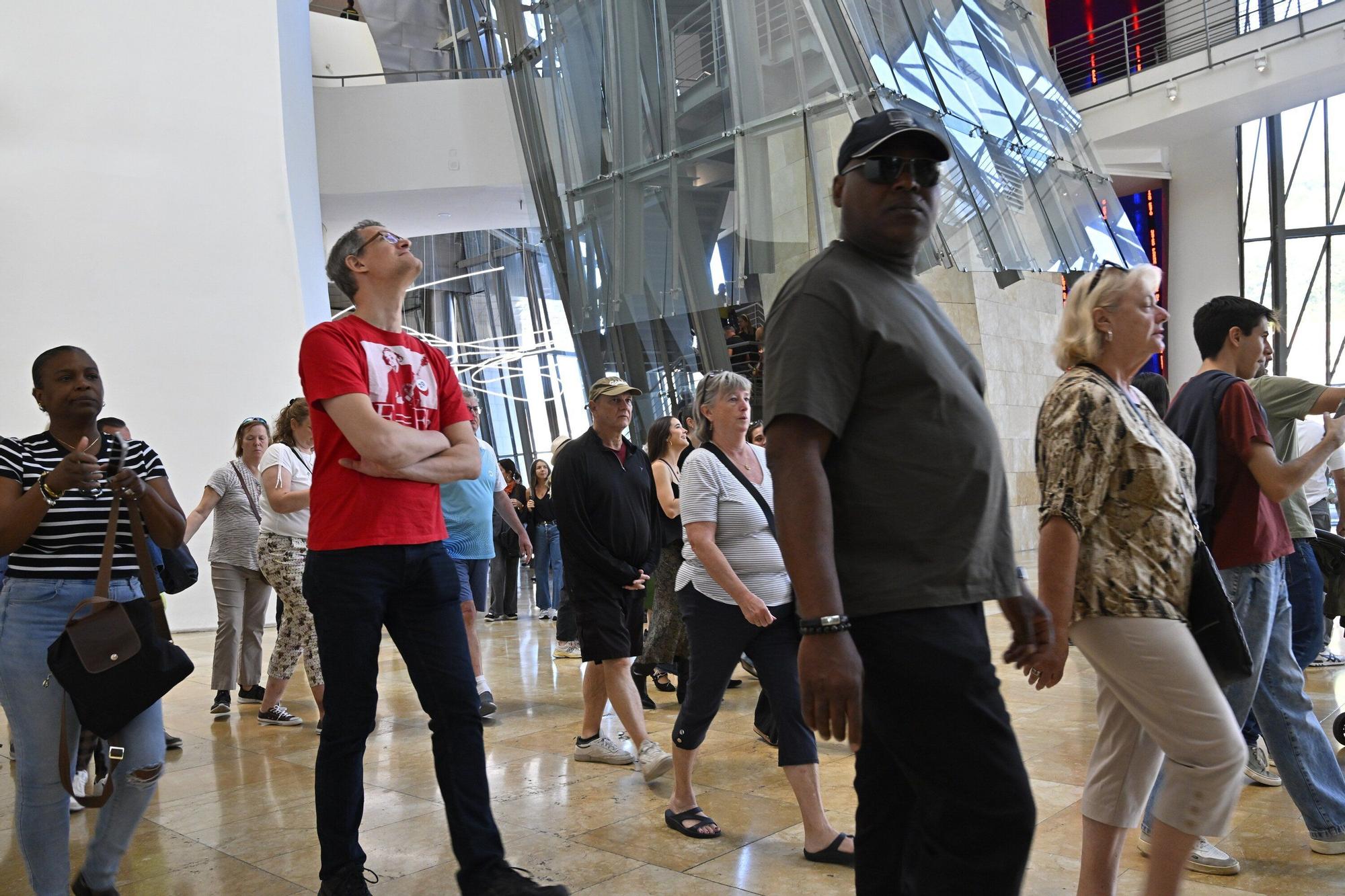El Museo Guggenheim acoge a miles de visitantes en su 28º cumpleaños