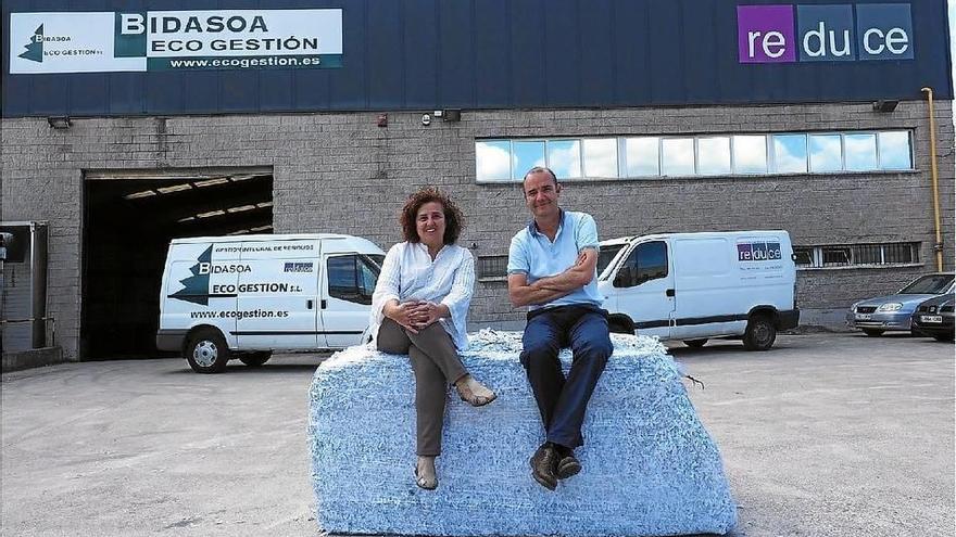 La emprendedora navarra Elena Mateo junto a Santiago Bañón de Bidasoa Ecogestión, la gestora de residuos con la que trabajan.