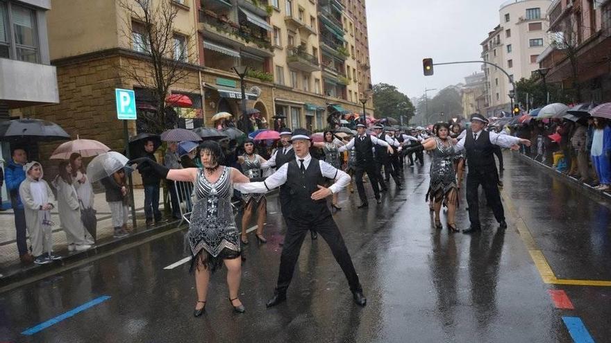 La comparsa de la escuela Carlos Zapirain lució y bailó elegante, ambientada en el Chicago de los años 30.