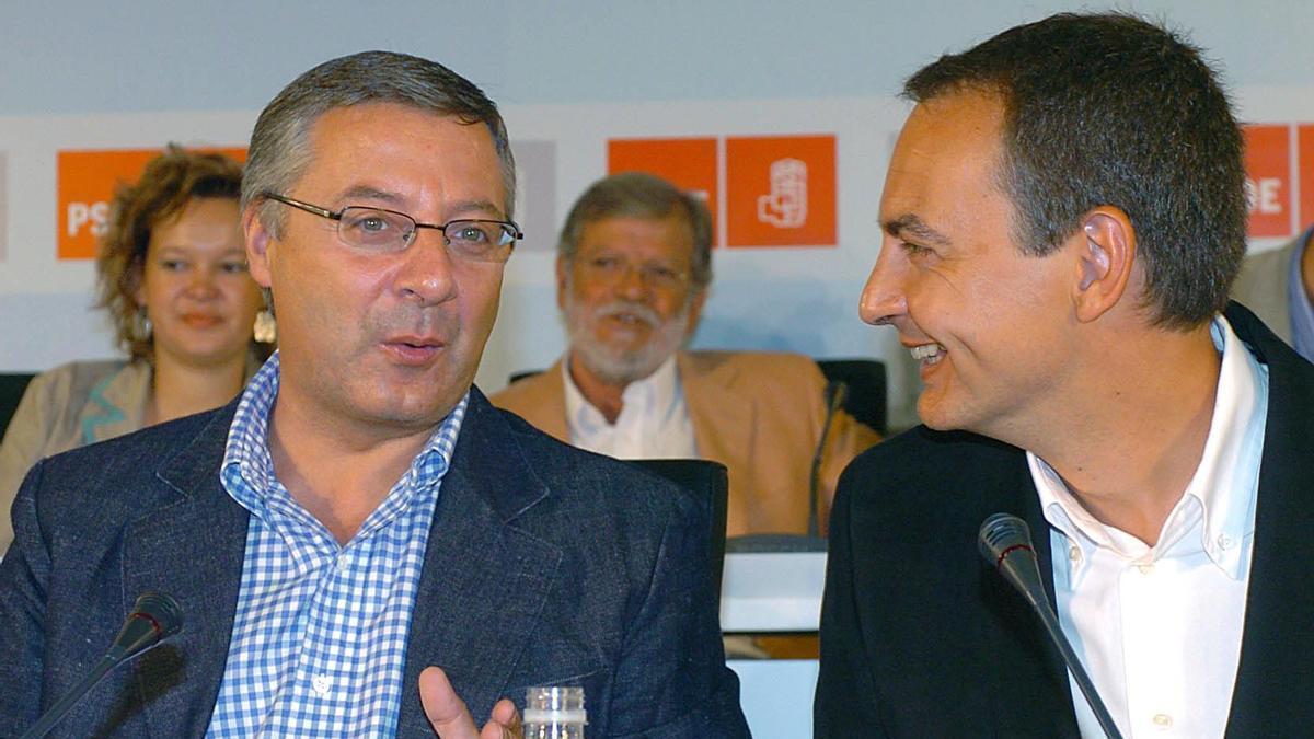 José Blanco, exsecretario de organización del PSOE y exministro, y el expresidente del Gobierno, José Luis Rodríguez Zapatero, en 2005.
