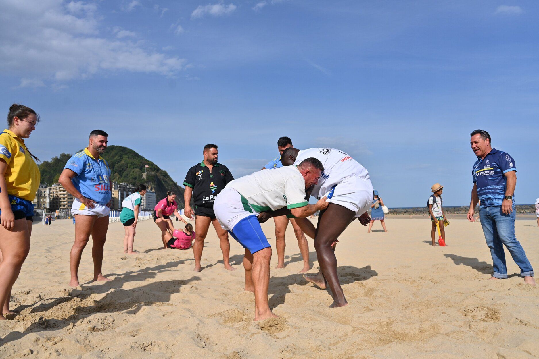 Espectacular exhibición de lucha canaria en la playa de la Zurriola