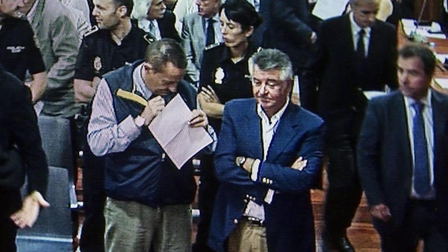 El exalcalde de Marbella Julián Muñoz (i) y el exasesor urbanístico del Ayuntamiento marbellí Juan Antonio Roca (d), en la Audiencia de Málaga.