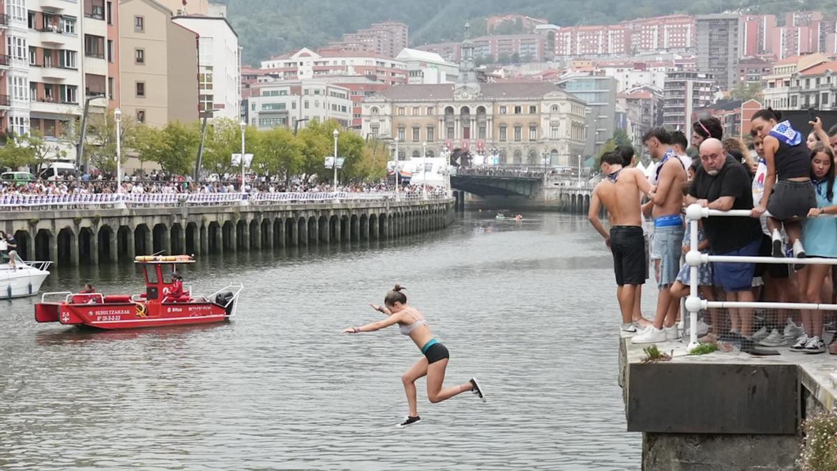 Un joven se lana a la ría su paso por Bilbao.
