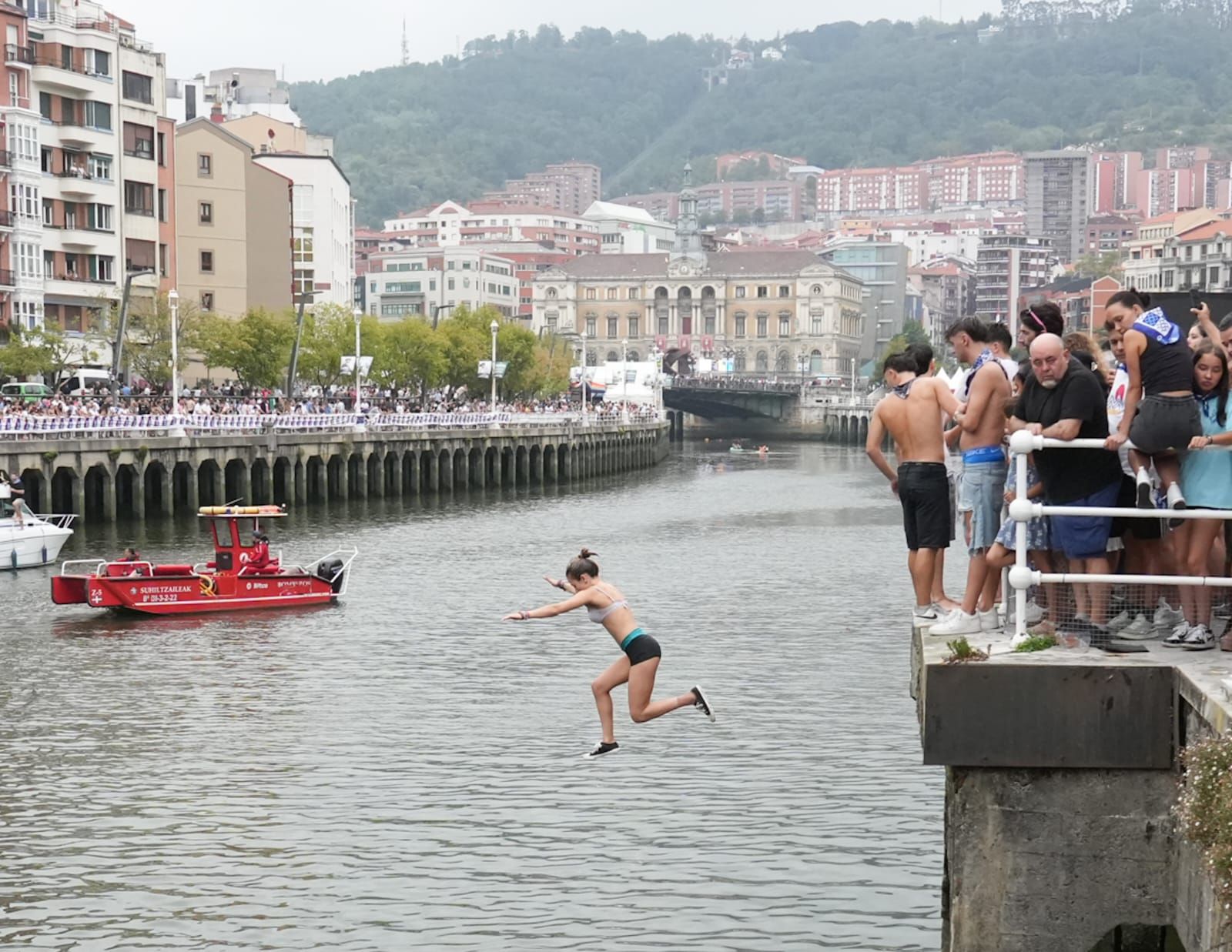 En imágenes: chapuzón en la ría de Bilbao tras el txupin