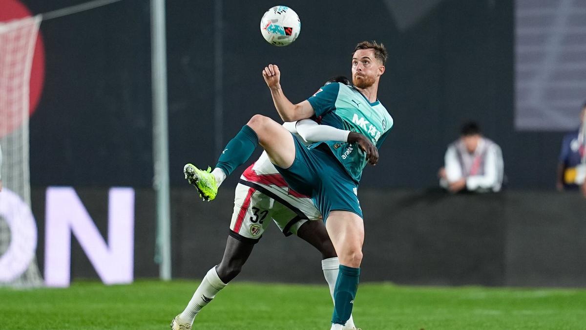 Toni Martínez disputa un balón con Mendy sobre el césped de Vallecas. Toni Martínez disputa un balón con Mendy sobre el césped de Vallecas.