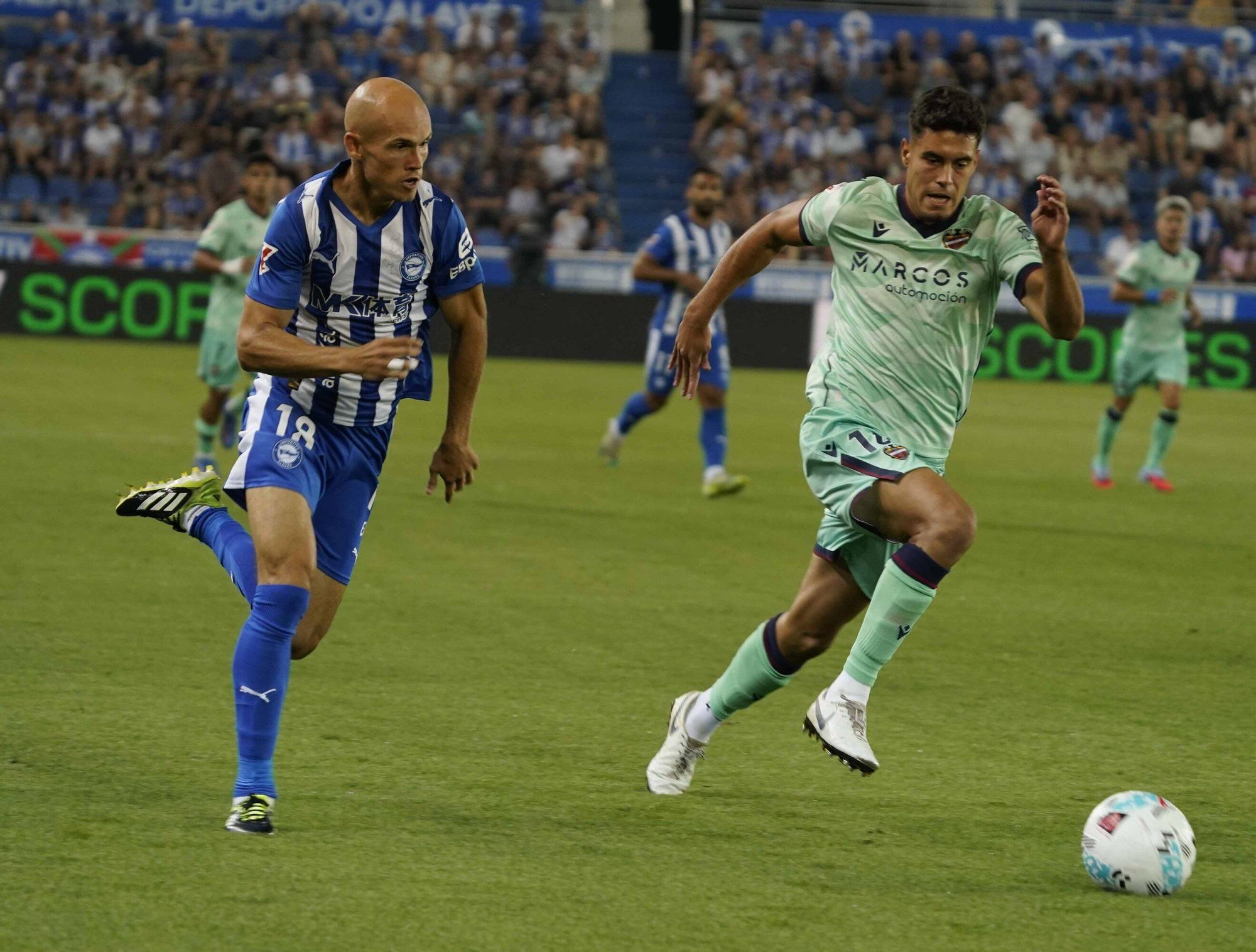 En imágenes: Así está siendo el debut liguero del Alavés contra el Levante