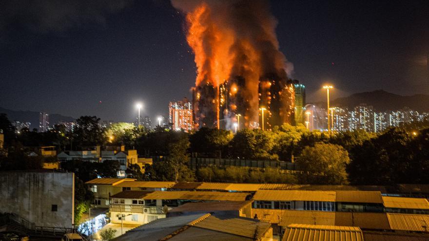 Un enorme incendio calcina tres rascacielos en Hong Kong y deja al menos 12 muertos y varios atrapados