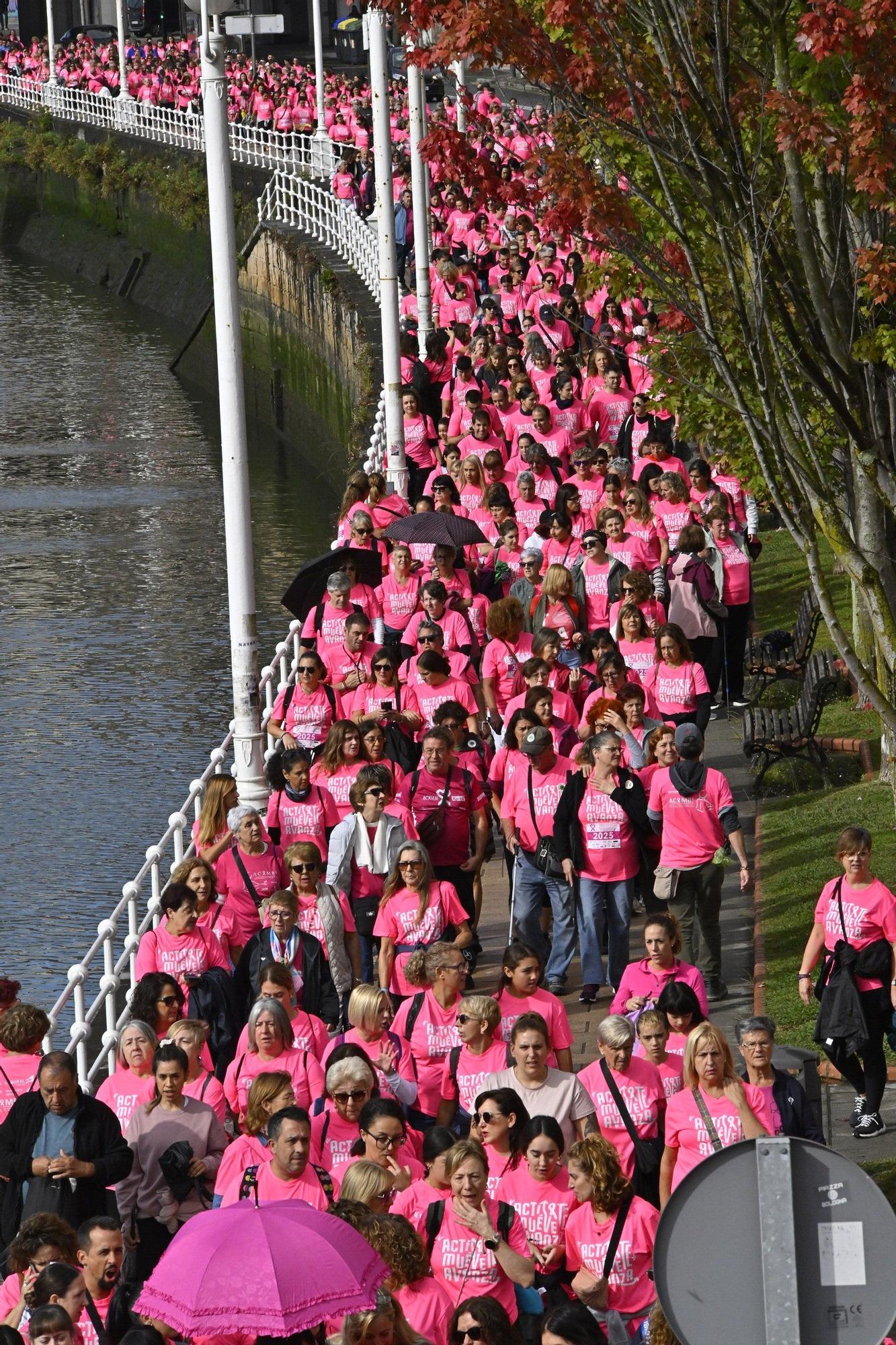 En imágenes: los paraguas tiñen la marea rosa de Bilbao