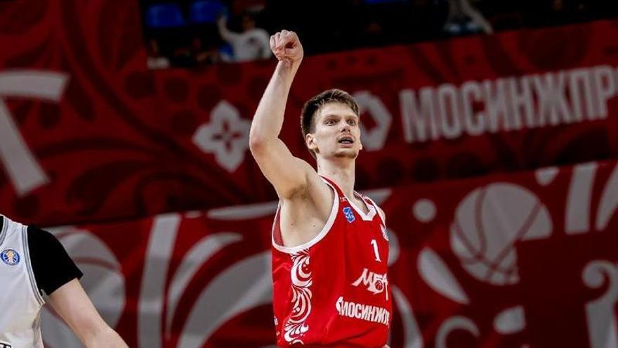 Savkov observa la dirección del triple ganador que anotó ayer.