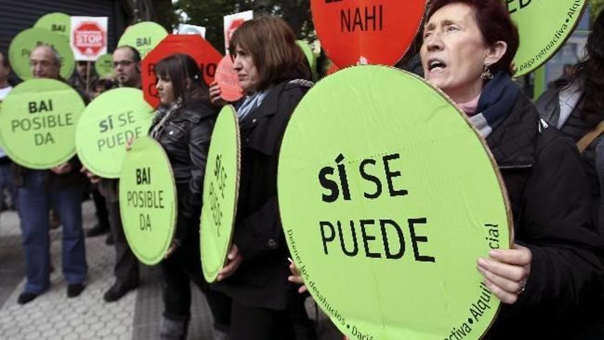 Integrantes de la plataforma Stop Desahucios Gipuzkoa en las inmediaciones del despacho de abogados del diputado del PP José Eugenio Azpiroz, en Donostia.