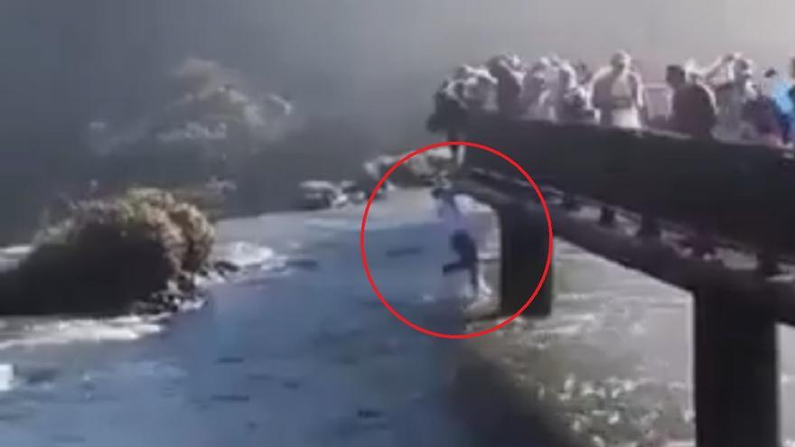 Un turista pone en riesgo su vida al lanzarse a las Catarata