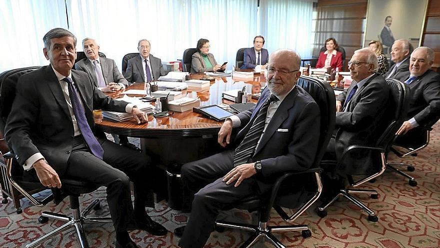 Los miembros del Tribunal Constitucional, en un Pleno de 2021.  | FOTO: E. P.