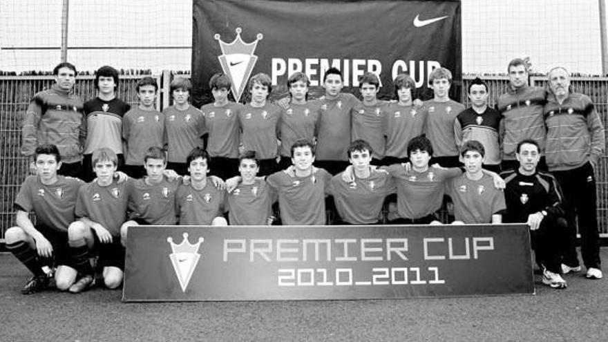 La plantilla del cadete, con sus técnicos Mikel Costanilla y Javier Lerga y otros responsables.