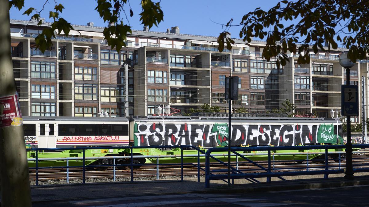  convoy ferroviario de cercanías con grandes pintadas con los lemas &#039;Israel desegin&#039; 