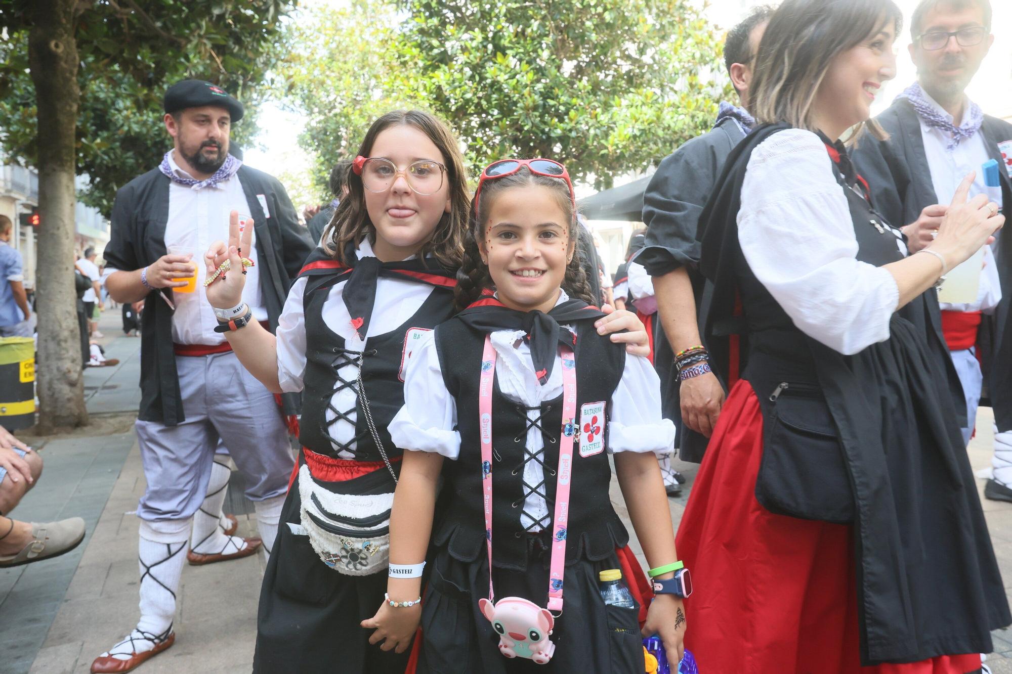 En imágenes: Blusas y neskas desfilan en el segundo paseíllo