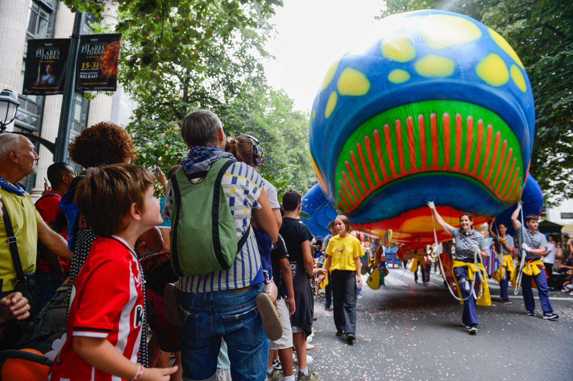 En imágenes: Bali y su séquito recorren Bilbao ante la mirada de miles de personas
