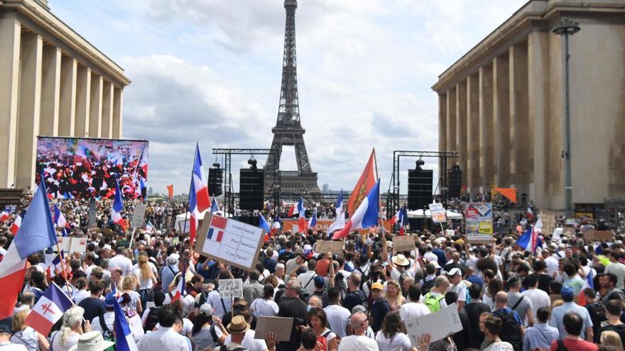 Protestas en París contra el certificado sanitario.