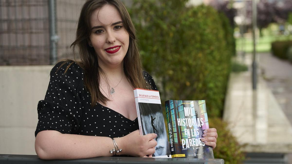 Lucía Echegaray posa con sus dos libros.