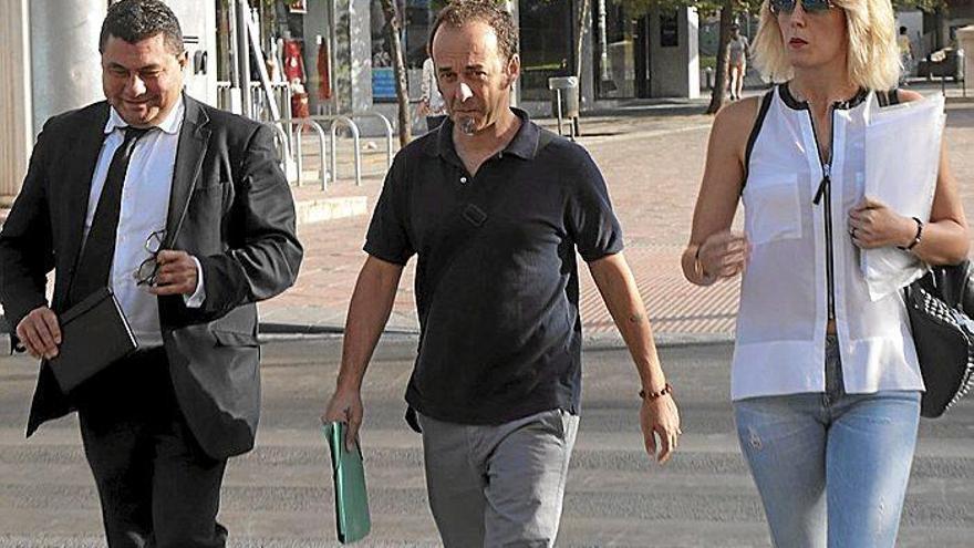 Francesco Arcuri vuelve con los niños a Italia, donde prosigue el proceso judicial
