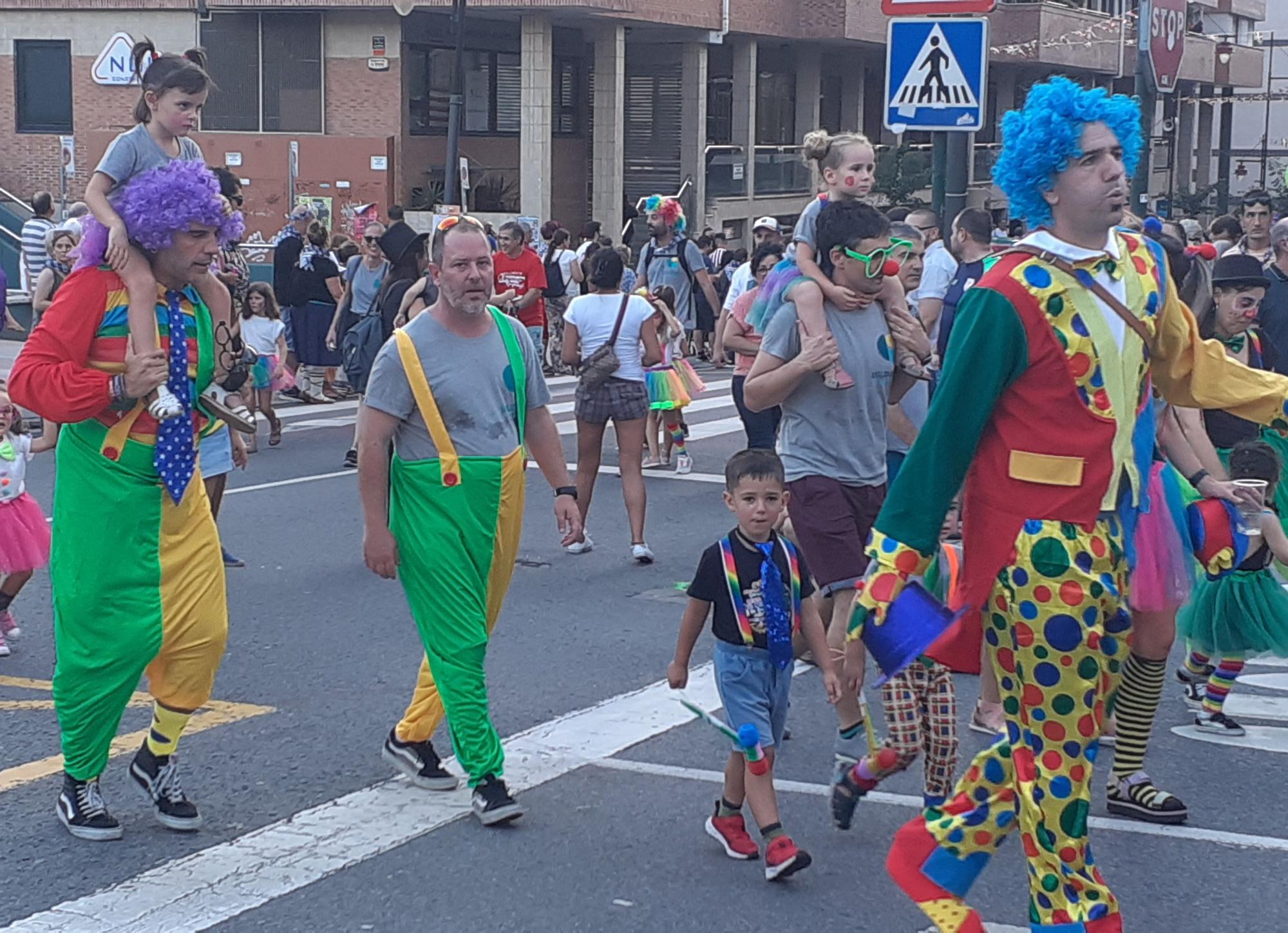 En imágenes: Galdakao inicia sus fiestas con una kalejira multicolor