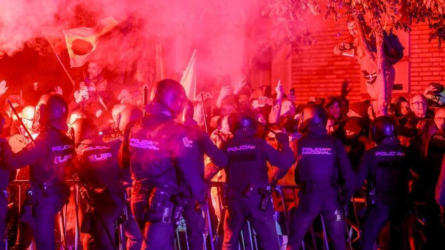 El PP reprocha a Interior las cargas policiales en Ferraz:  &quot;Obligaron a la Policía a tratar las personas como si fueran CDR&quot;