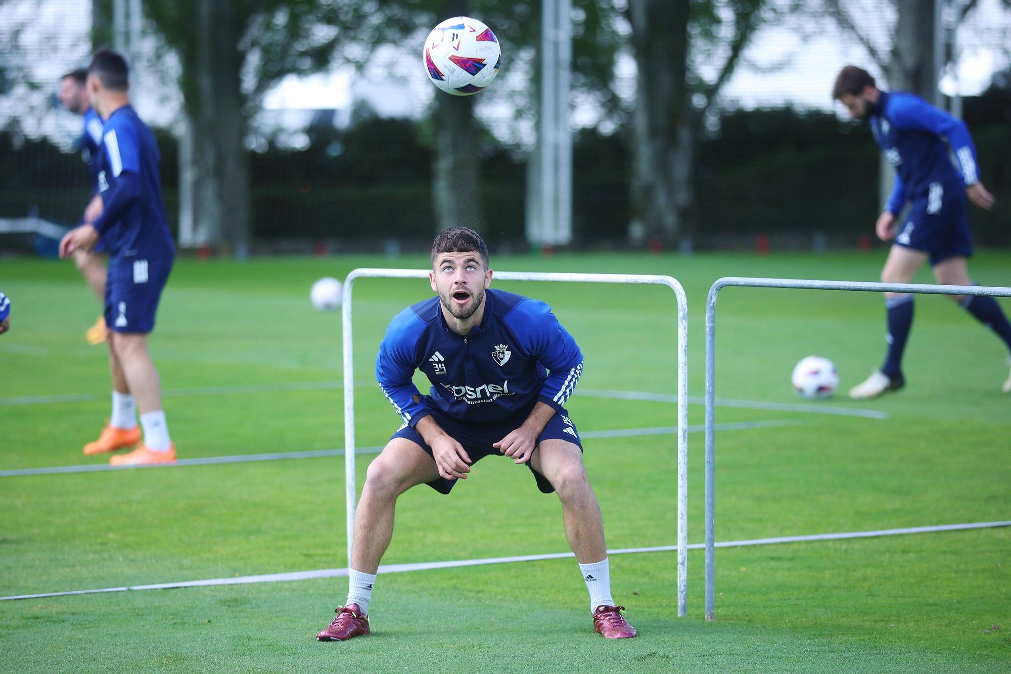 Jagoba Arrasate, 'uno más' en el ejercicio de fútbol - tenis en Tajonar