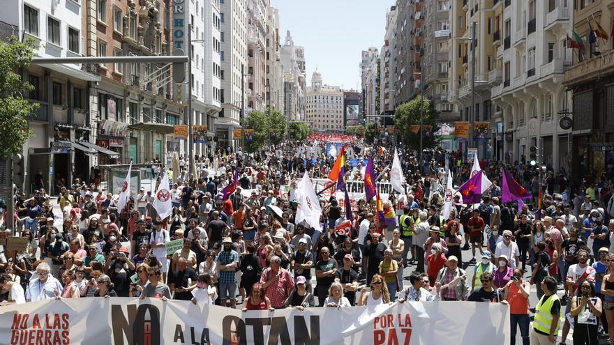 Miles de personas se manifiestan en Madrid contra la OTAN