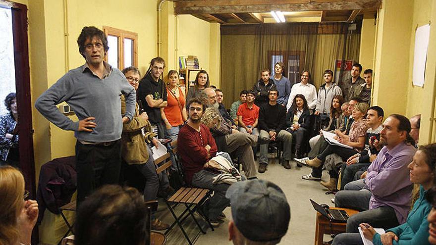 Óscar Fresán, levantado, en una reunión de Podemos.