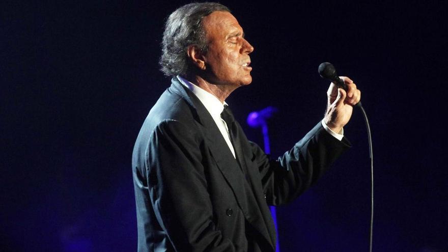 Julio Iglesias demanda a elDiario.es por el “montaje” orquestado en su contra con "actrices profesionales"