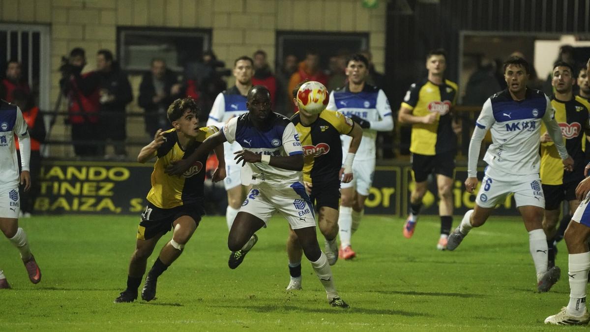 Diarra disputa un balón durante el partido ante el Portugalete.