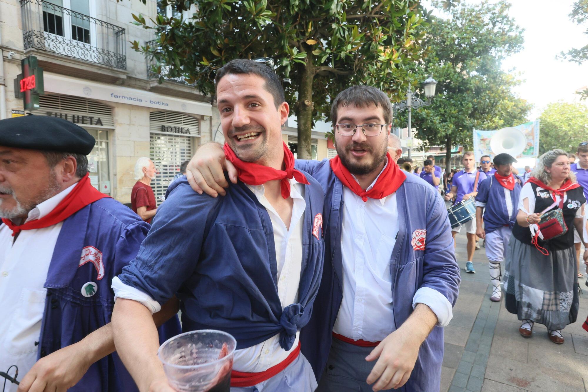 En imágenes: Blusas y neskas desfilan en el segundo paseíllo