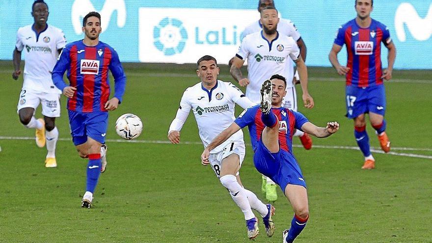 Un lance del encuentro disputado ayer en Ipurua entre el Eibar y el Getafe. Foto: Javi Colmenero