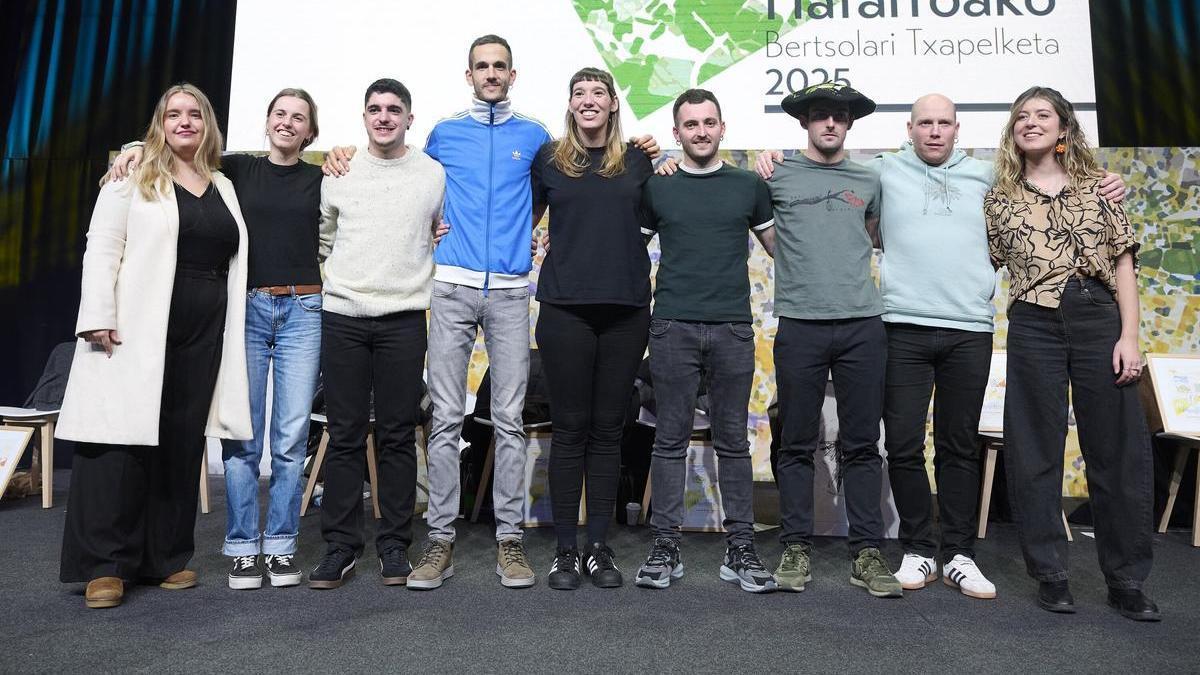 Ainhoa Larretxea gai-jartzailea eta zortzi finalistak, Nafarroako Bertsolari Txapelketako finala bukatu ondoren.