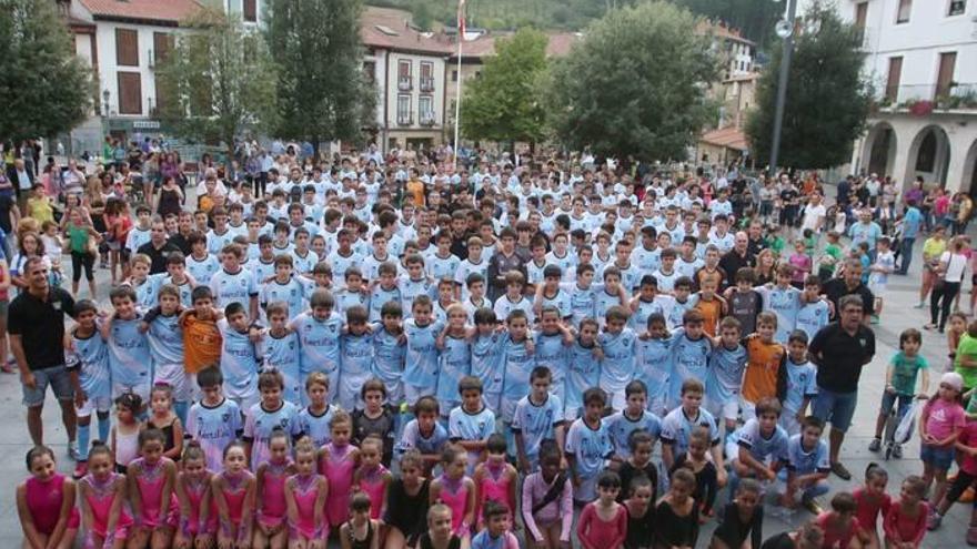 Una imagen de familia de las secciones deportivas que componen la UDA, durante la presentación de la temporada 2014-2015.