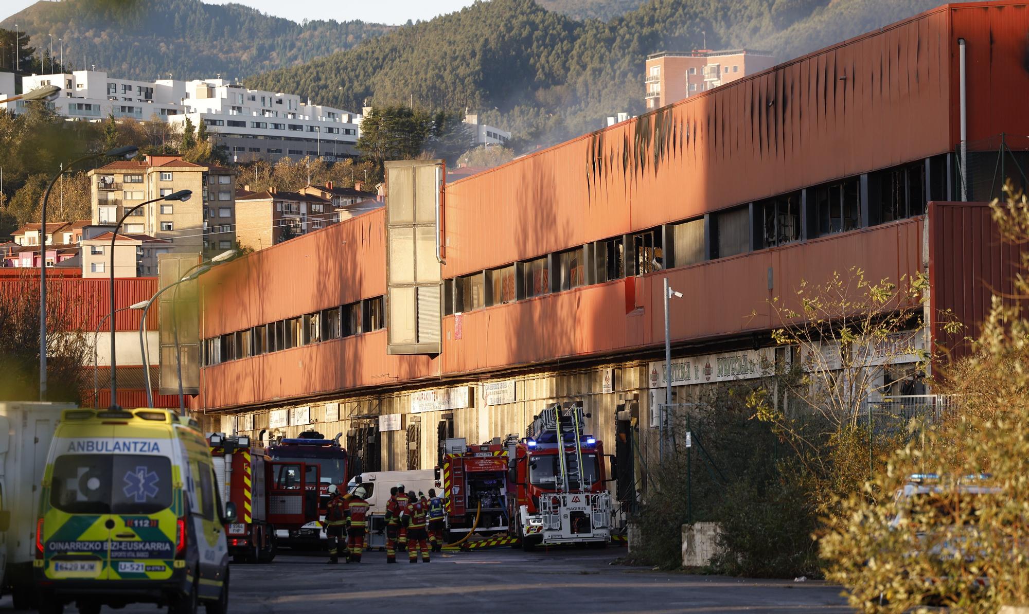 Bomberos en el incendio en la zona del antiguo matadero de Zorrotza